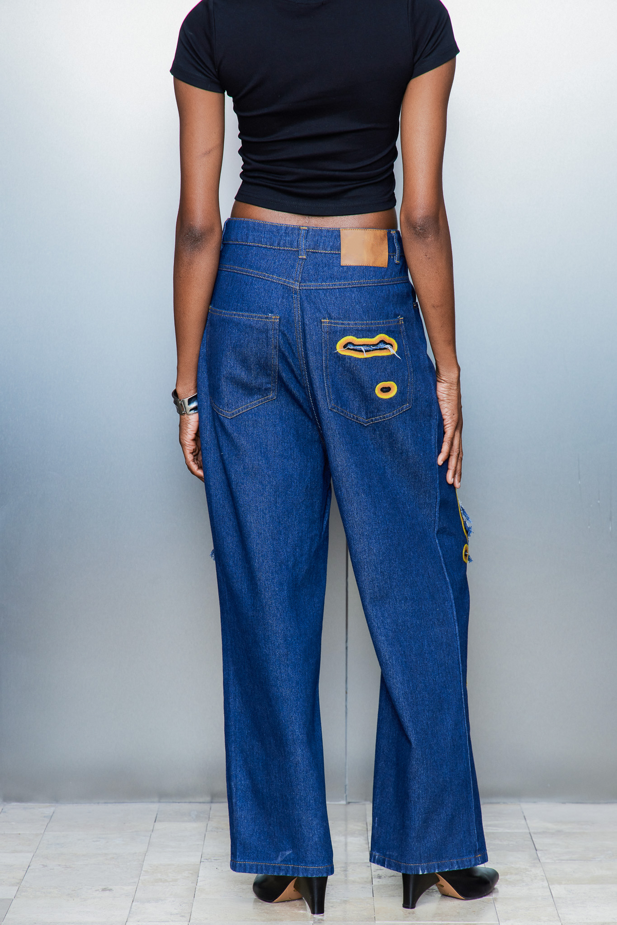 Billie Pencere ve Nakış Detaylı Mavi Jean Pantolon