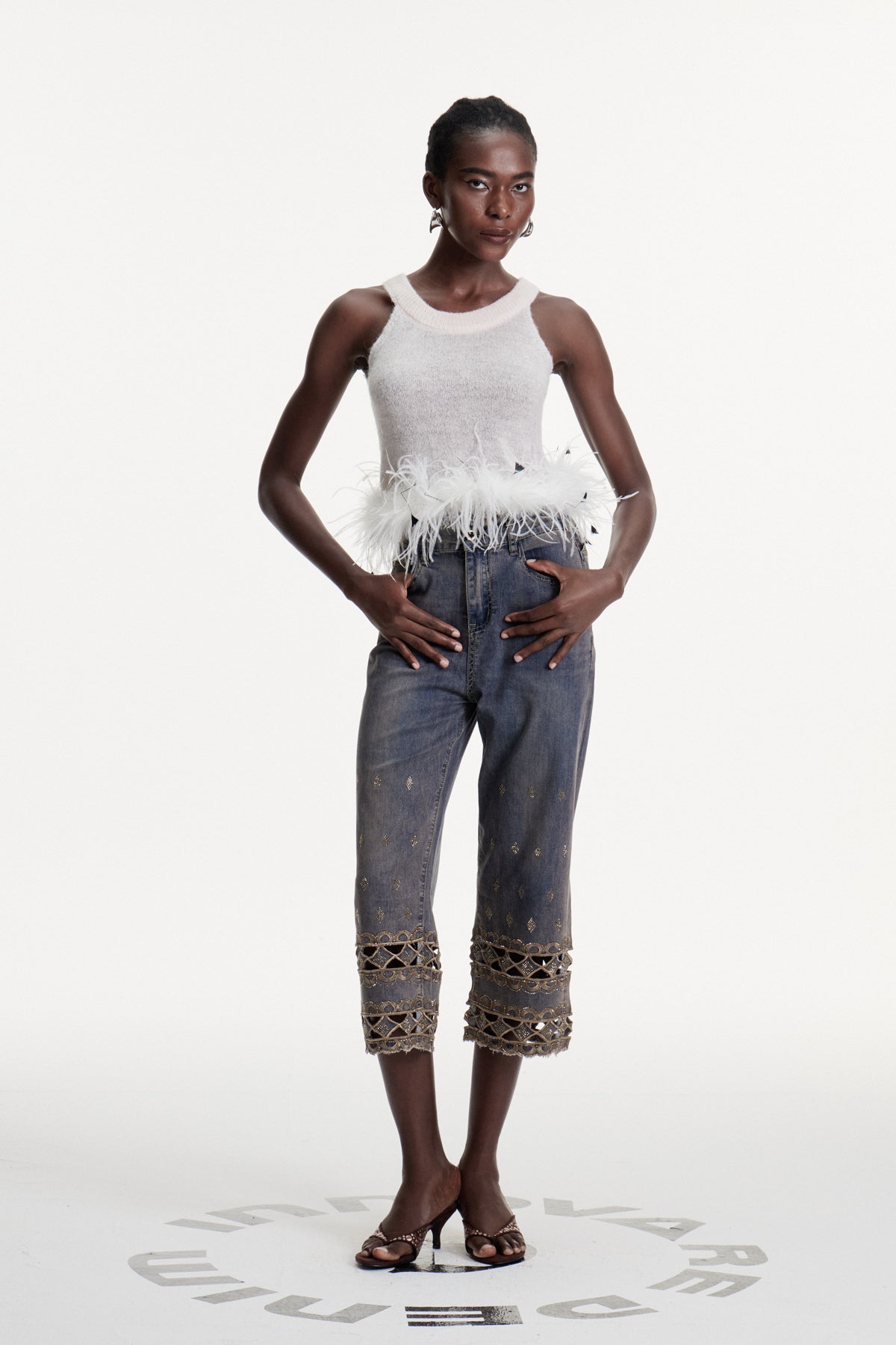 Dalisay Cutout ve Yapay Elmas Detaylı Jean Pantolon