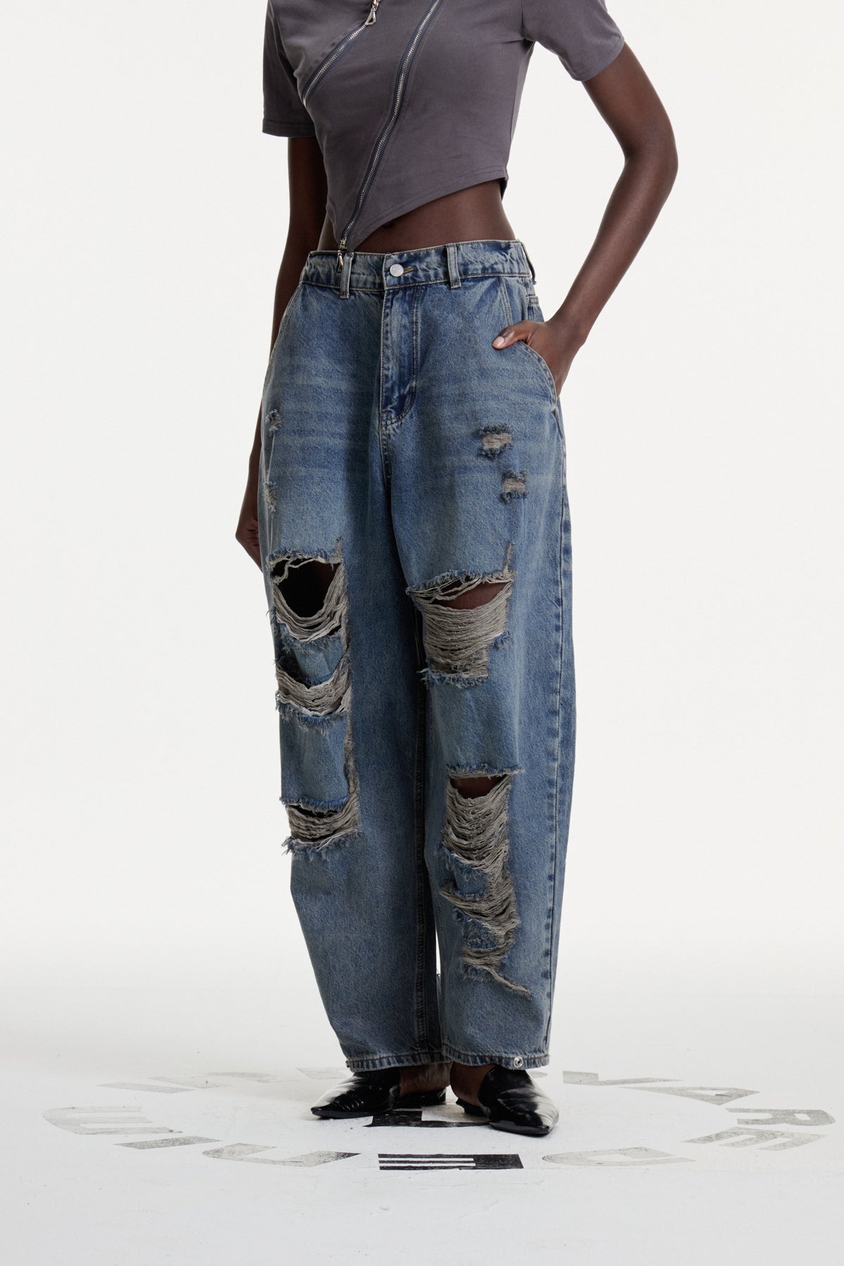 Colten Yırtık Cutout Detaylı Jean Pantolon