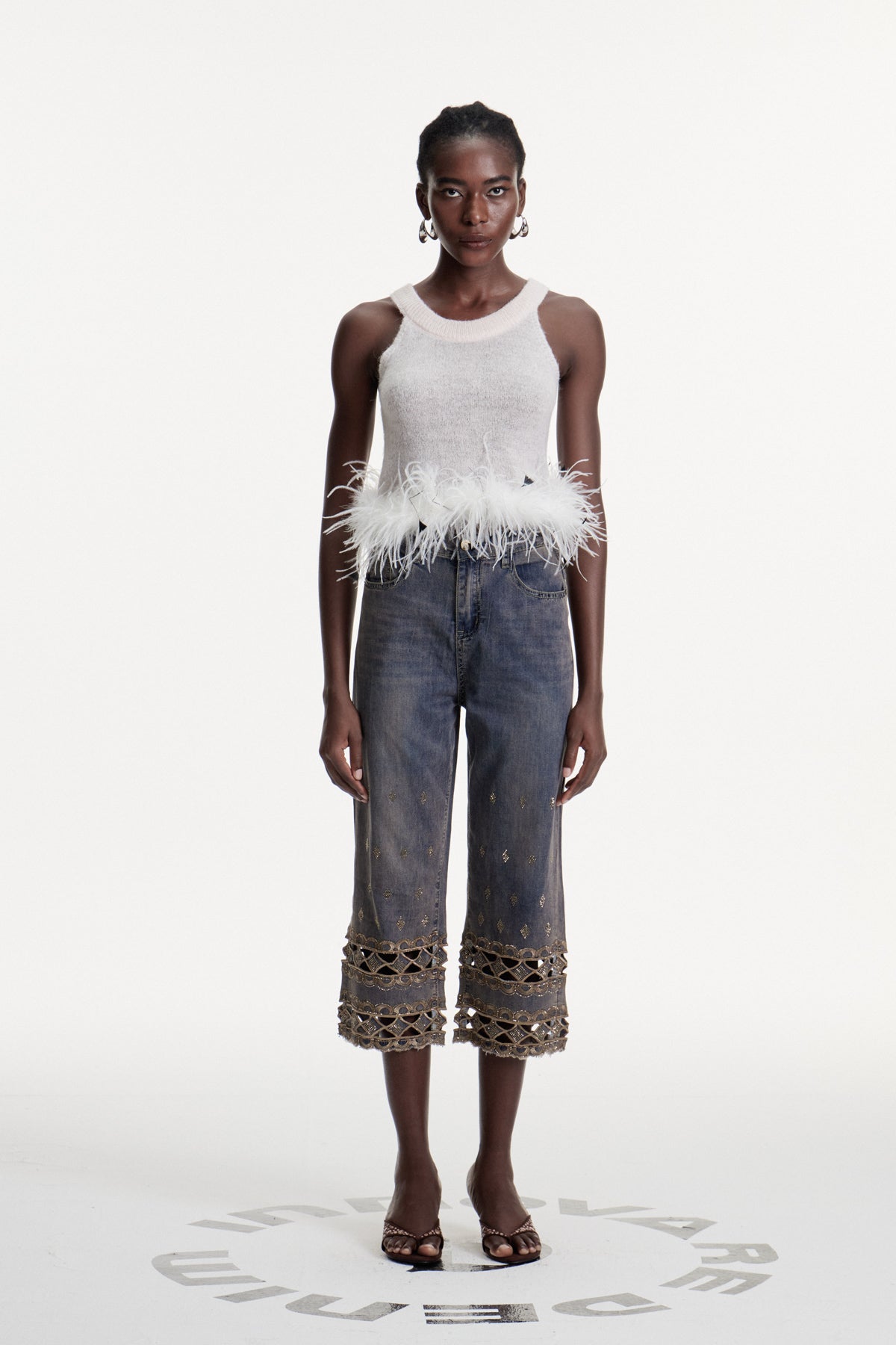 Dalisay Cutout ve Yapay Elmas Detaylı Jean Pantolon